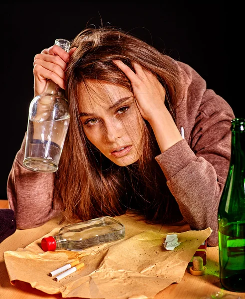 Dívka v depresi pití alkoholu. — Stock fotografie