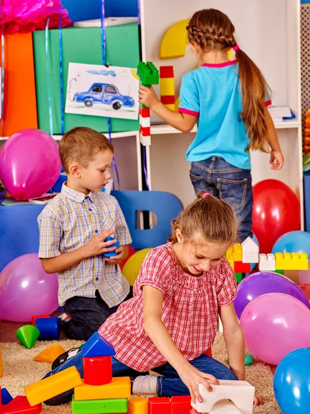 Groep kinderen spel blokken op de vloer . — Stockfoto