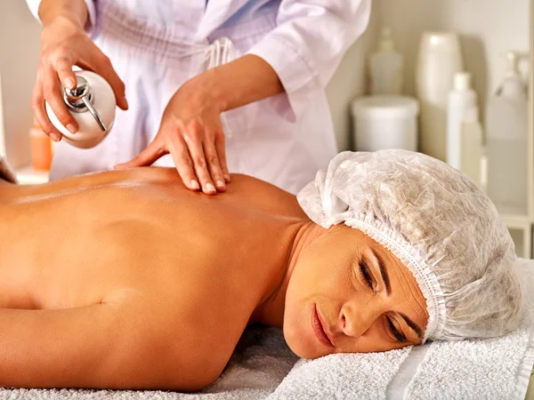 Mujer de mediana edad en el salón de spa con esteticista . — Foto de Stock