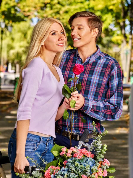 Junges Paar umarmt und flirtet im Park. — Stockfoto