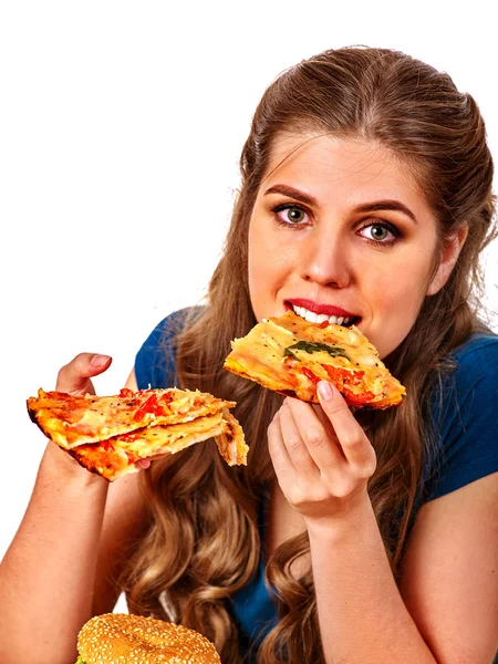 Ung vacker kvinna äta stor pizza. — Stockfoto