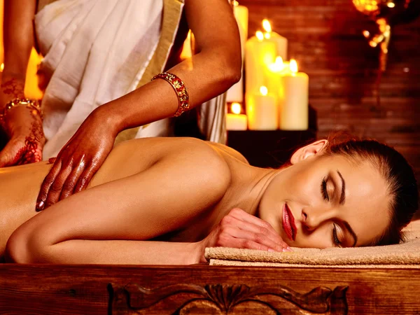 Kvinna med ayurvediska spabehandling. — Stockfoto