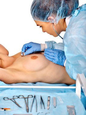 Stetoskop ile çıplak kadın göğüsleri.