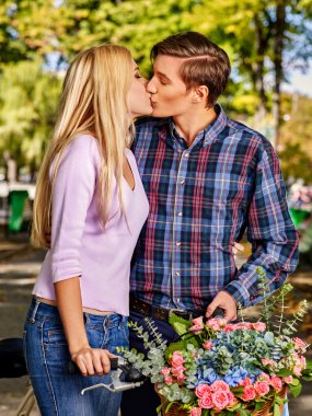 Parkta Retro Bisikletli Çift