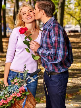 Parkta Retro Bisikletli Çift