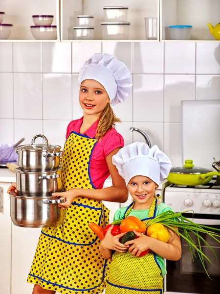 Kind kocht in der Küche. — Stockfoto