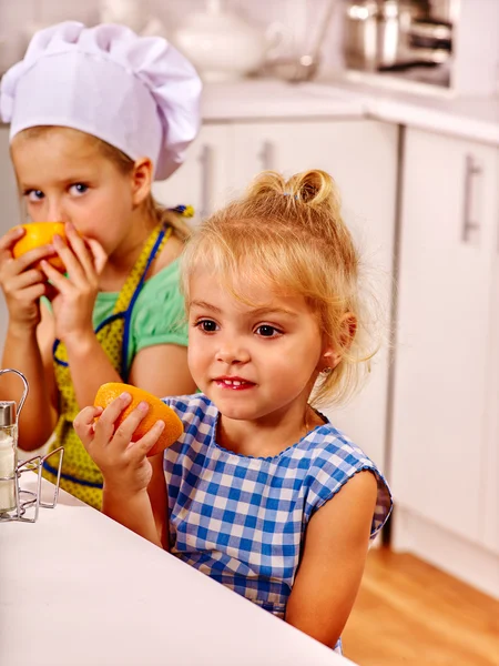 Kinderen ontbijt in de keuken — Stockfoto