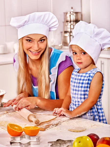 Anne ve kurabiye pişirme torun. — Stok fotoğraf