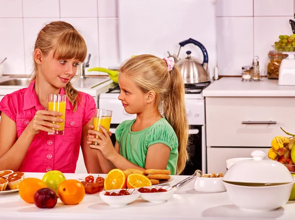 Familienfrühstück mit Kind — Stockfoto