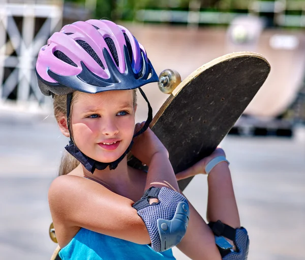 Девушка ездит на его скейтборде — стоковое фото
