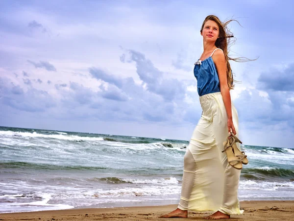 Estate ragazza mare sguardo sull'acqua — Foto Stock