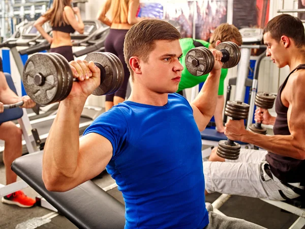 Männergruppe arbeitet im Fitnessstudio mit Kurzhanteln. — Stockfoto