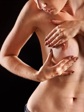 Çıplak kız çıplak meme görür.