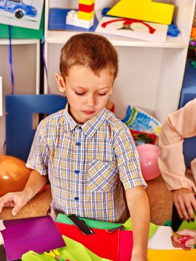 Çocuk renkli bir kağıt seçer.