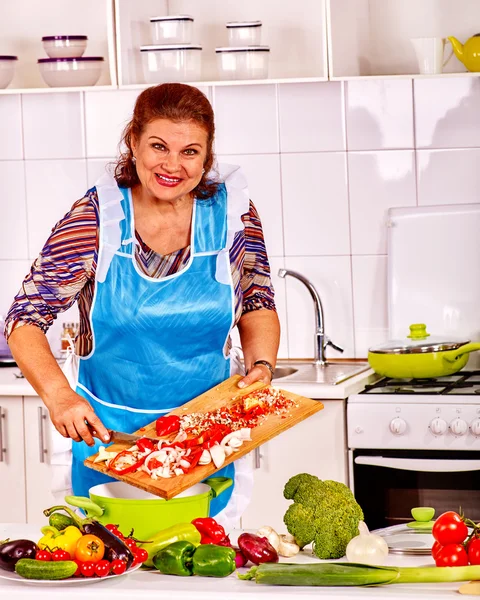 वृद्ध स्त्री स्वयंपाकघरात अन्न तयार करते . — स्टॉक फोटो, इमेज