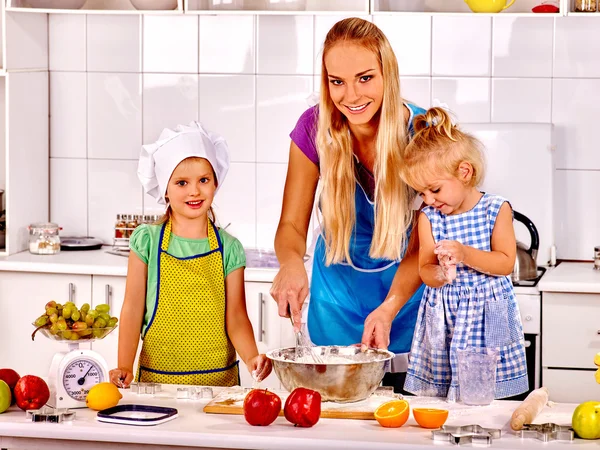 Mom teaches kids to cook in the kitchen. — Stock Photo, Image