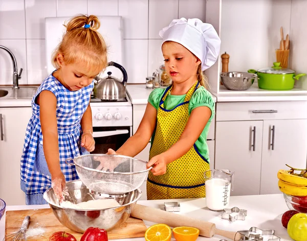 Les enfants préparent la pâte dans la cuisine . — Photo