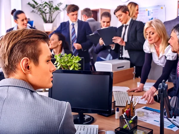 Groupe heureux hommes d'affaires au bureau. Personnes consultées . — Photo