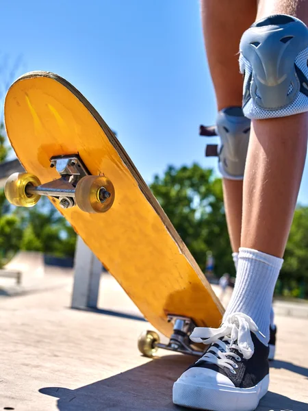 Fille promenades sur patins à roulettes dans skatepark . — Photo