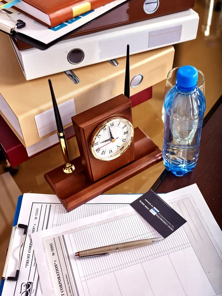 Establecimiento de negocios sobre la mesa . — Foto de Stock