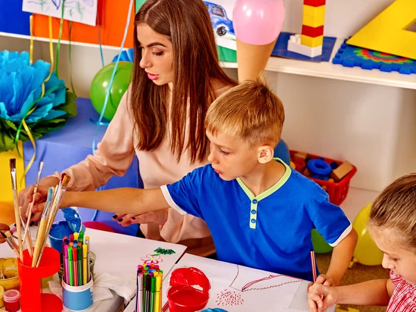 Kinderen leren tekenen in de kids club. — Stockfoto