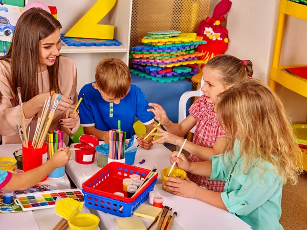 Kinderen en docenten zijn betrokken bij onderwijs creatieve activiteiten. — Stockfoto