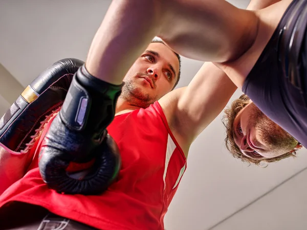Hombres luchan en un estilo de boxeo . — Foto de Stock