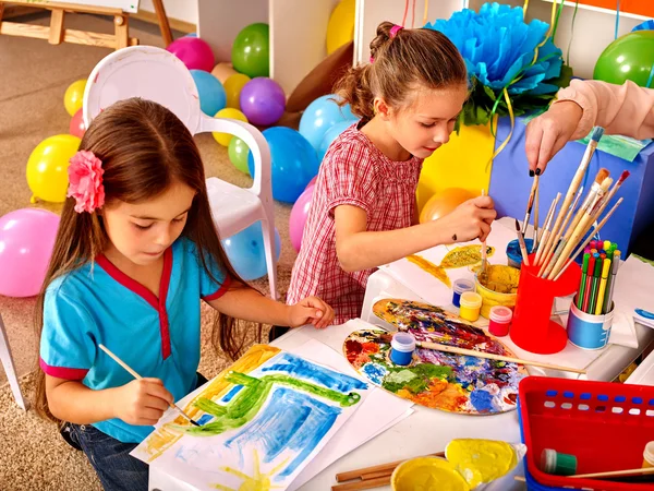 As crianças aprendem a desenhar na escola preparatória . — Fotografia de Stock