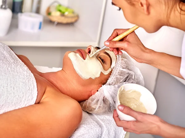 Mulheres de meia-idade fazem máscara facial tirada no spa . — Fotografia de Stock