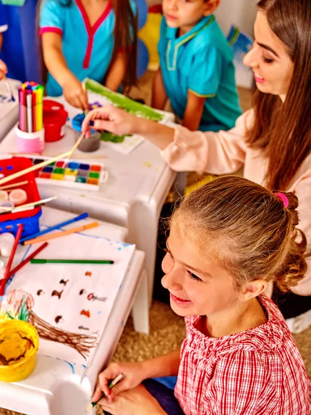 Onderwijs tekenen leren gelukkig kinderen en leraar . — Stockfoto