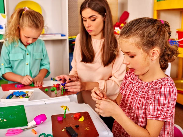 Kinderen zijn betrokken bij het modelleren van klei. — Stockfoto