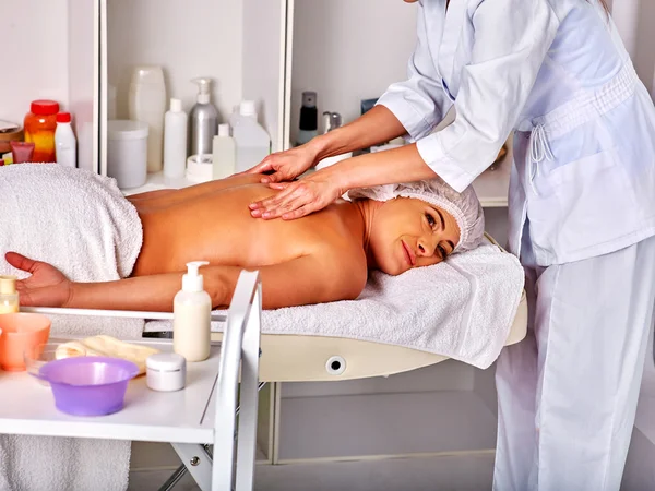 Frau mittleren Alters in der Therme tun therapeutische Massage. — Stockfoto