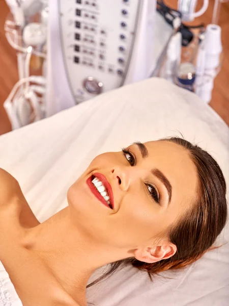 Giovane donna sta per fare un massaggio facciale elettrico . — Foto Stock