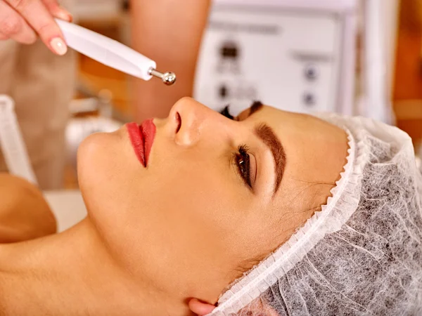 Giovane donna che riceve massaggio facciale elettrico . — Foto Stock