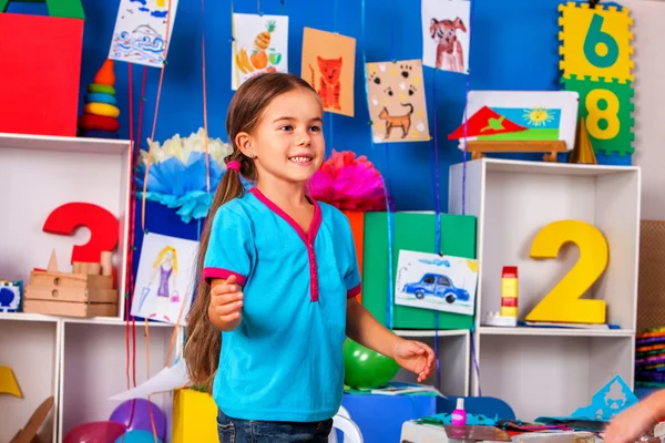 Fille jouer dans la maternelle . — Photo