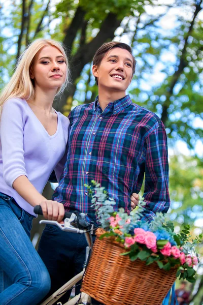 Pareja cariñosa con motos retro en el parque, feliz . — Foto de Stock