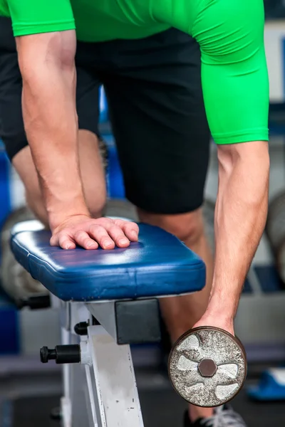체육관에서 그의 팔을 작동 하는 남자. — 스톡 사진