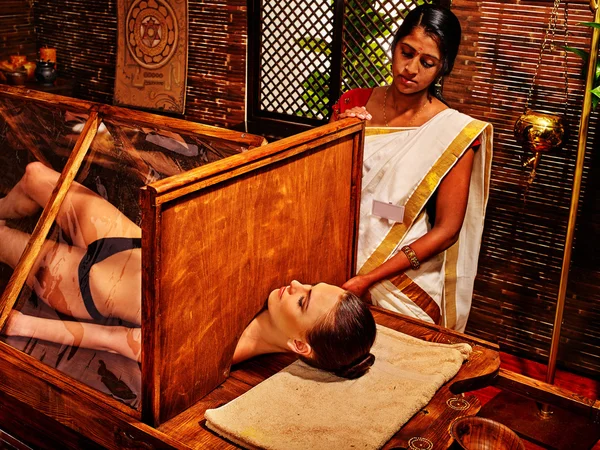 Mujer relajándose en una sauna Ayurveda . — Foto de Stock