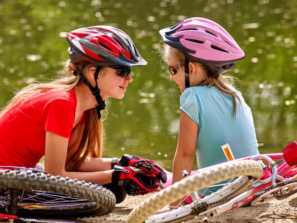 자전거 자전거 가족입니다. 행복 한 엄마와 딸 자전거 타기. — 스톡 사진