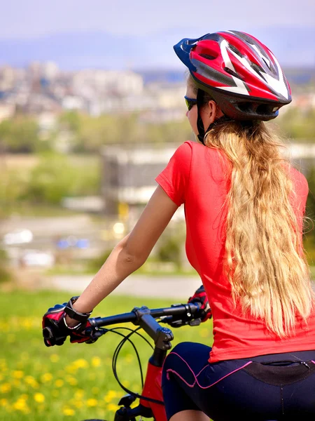 Bikes cycling girl wearing helmet. — Stock Photo, Image