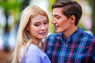 Sarılma ve parkta flört genç Çift.