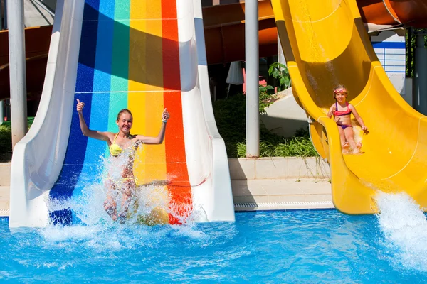 Niños en tobogán acuático en aquapark . — Foto de Stock