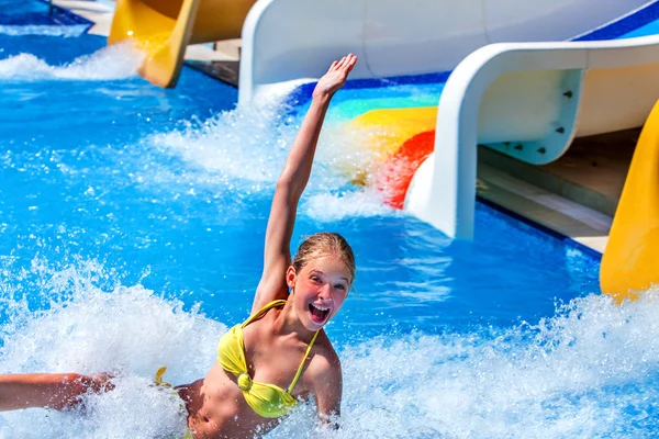 Niño en tobogán acuático en aquapark . — Foto de Stock