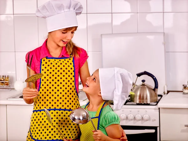 Kinderen koken in de keuken. — Stockfoto