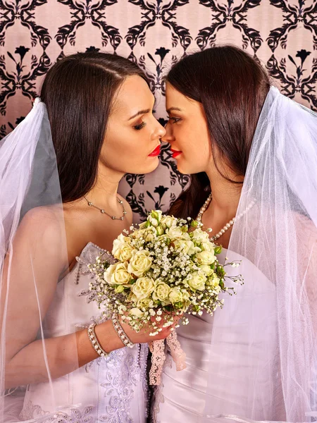 Ślub dziewczyny lesbijki w sukni ślubnej. — Zdjęcie stockowe