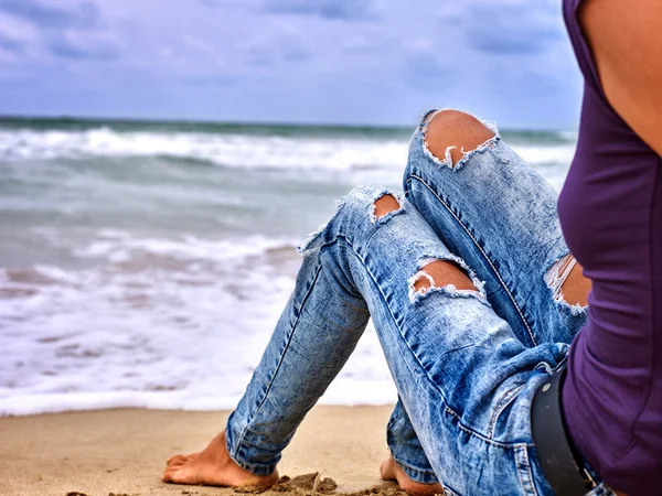 Pernas de mulher sentadas na costa perto do oceano com ondas. Selfie perna de cachorro-quente . — Fotografia de Stock