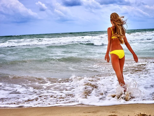 Summer girl sea in yellow swimsuit — Stock Photo, Image