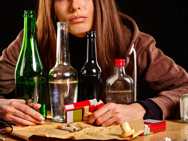 Depresyonda olan bir kız alkol içiyor. İçki alışkanlığı. — Stok fotoğraf