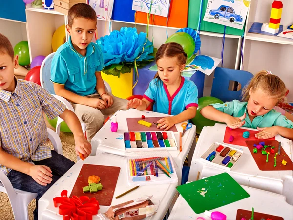 Grupo de niños molde de plastilina en el jardín de infantes  . — Foto de Stock