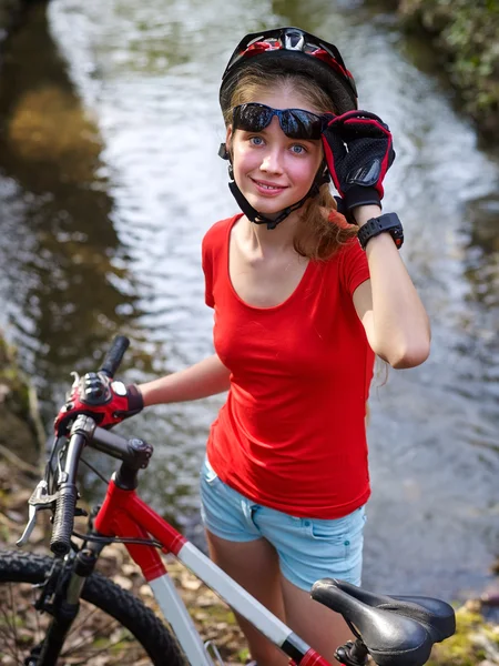 自行车 骑自行车 女孩 骑自行车 通过 水 . — 图库照片